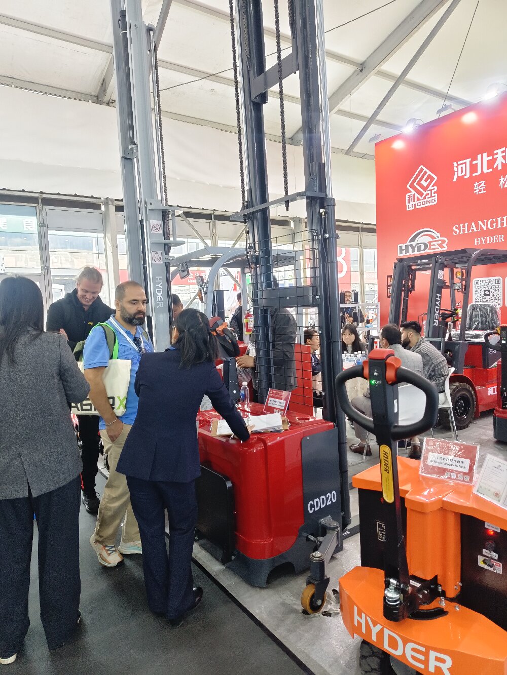 wide leg retracted stacker